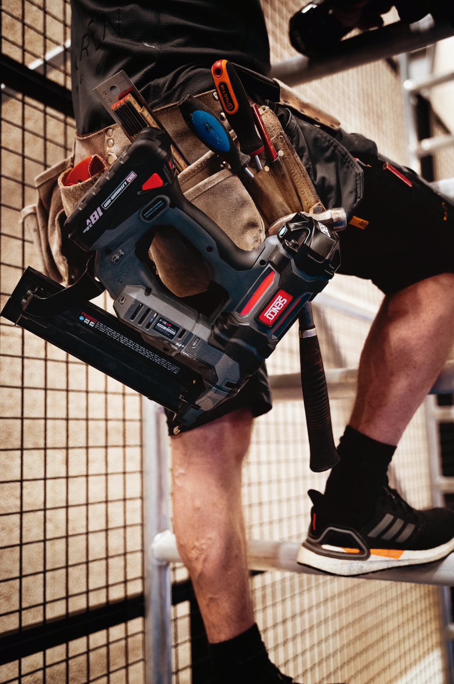 Akumuliatorinė viniakalė 0°, F-16XP-RX, SENCO, 18V, 2 Ah - Image 2